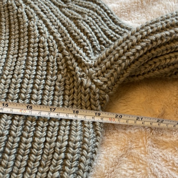 H&M Chunky Knit Turtleneck Sweater in Sage Green Size S Wool Blend Curled finish - Picture 4 of 9